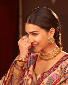 Kriti Sanon's Ayodhya Tales-Inscribed Shawl Was Made in 6000 Hours